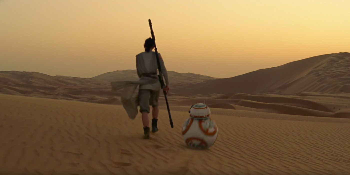 Rey y BB-8 caminando por el desierto en Star Wars: El despertar de la fuerza