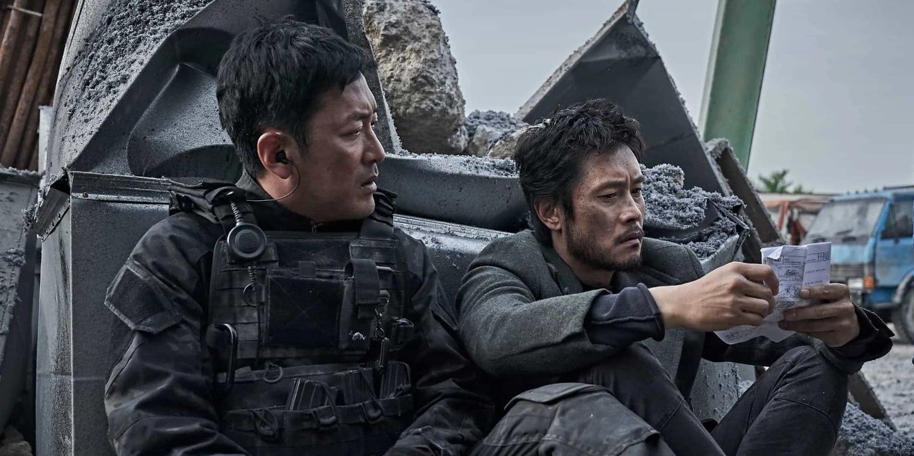 Lee Joon-pyeong and Jo In-chang share a moment together in Ashfall 