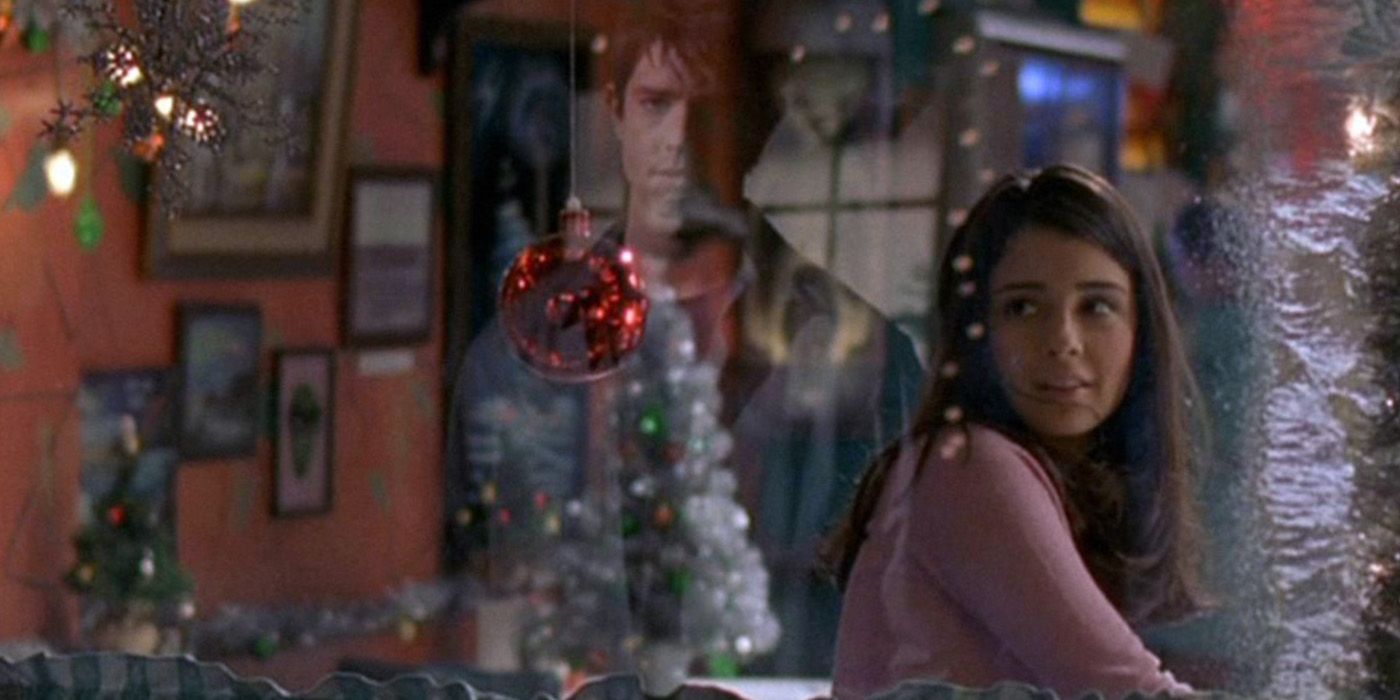 Max (Jason Behr) wanders the streets of Roswell at Christmastime on 'Roswell'