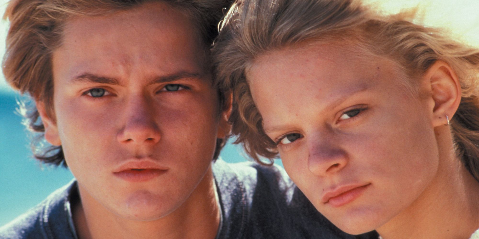 River Phoenix and Martha Plimpton as Danny Pope and Lorna Phillips looking at the camera in Running on Empty