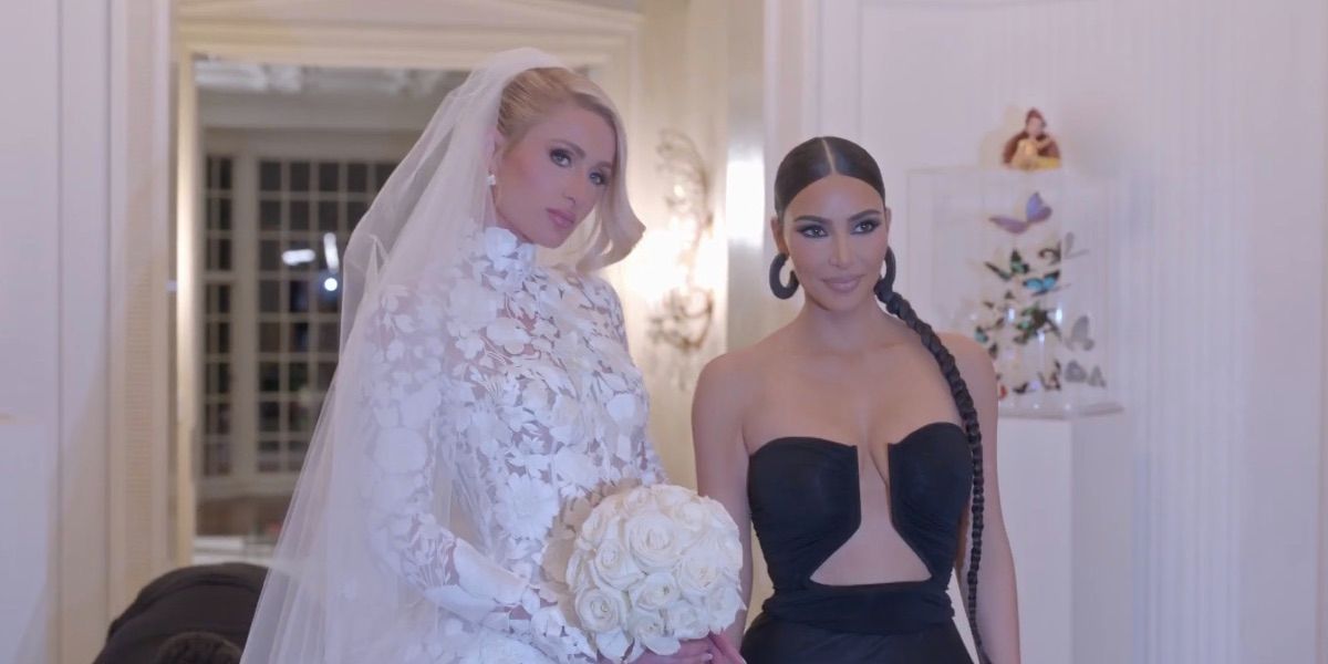 Paris Hilton et Kim Kardashian posent pour des photos lors du mariage à Paris 