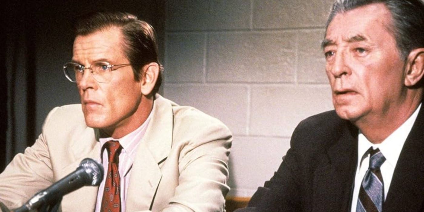 Nick Nolte as Sam Bowden and Robert Mitchum as Lieutenant Elgart sitting together in Cape Fear.