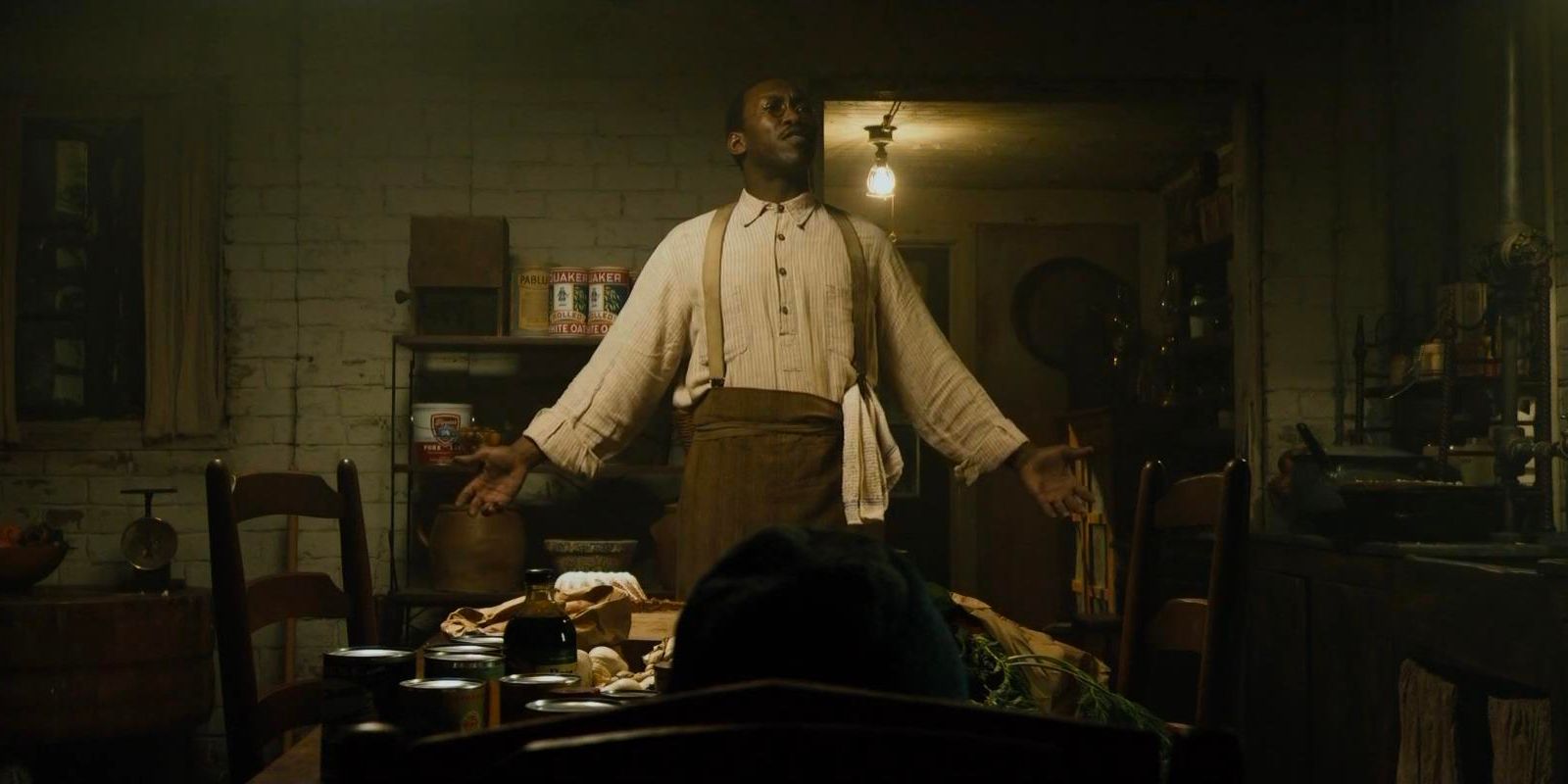 Tizzy Weathers (Mahershala Ali) stands up with his arms out wide in 'The Curious Case of Benjamin Button'.