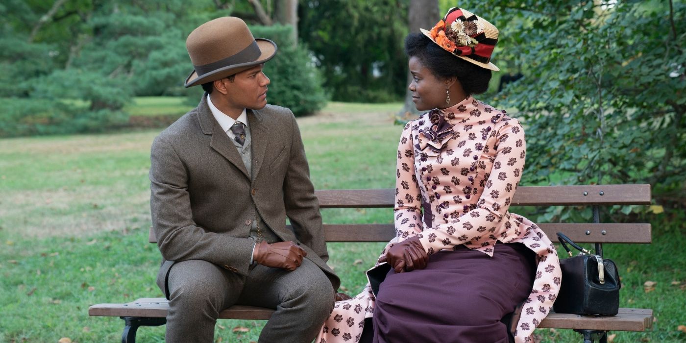 Sullivan Thomas e Denee Benton sentados em um banco do parque no final da 2ª temporada de The Gilded Age
