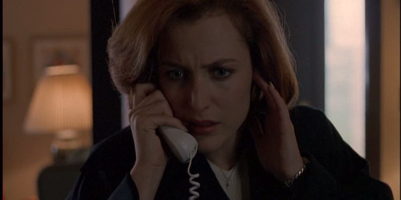 Gillian Anderson on the phone in The X-Files' 