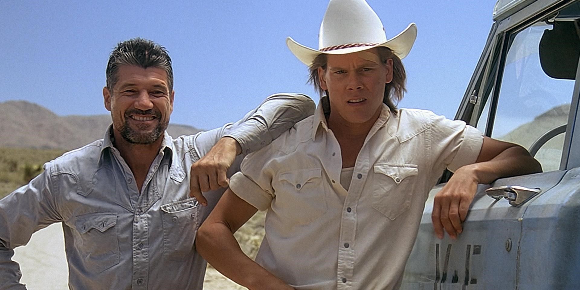 Fred Ward y Kevin Bacon en Temblores