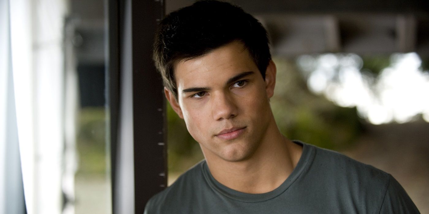 Taylor Lautner as Jacob Black leaning on a door frame in Twilight New Moon