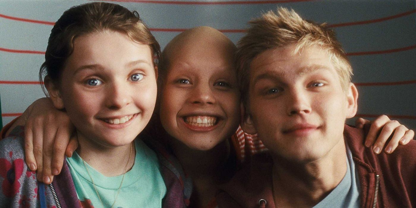 Abigail Breslin, Sofia Vassilieva, and Evan Ellingson smiling for a picture in 'My Sister's Keeper'.