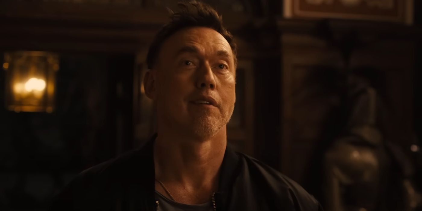 Kevin Durand as Peter looking up with a grin in Abigail