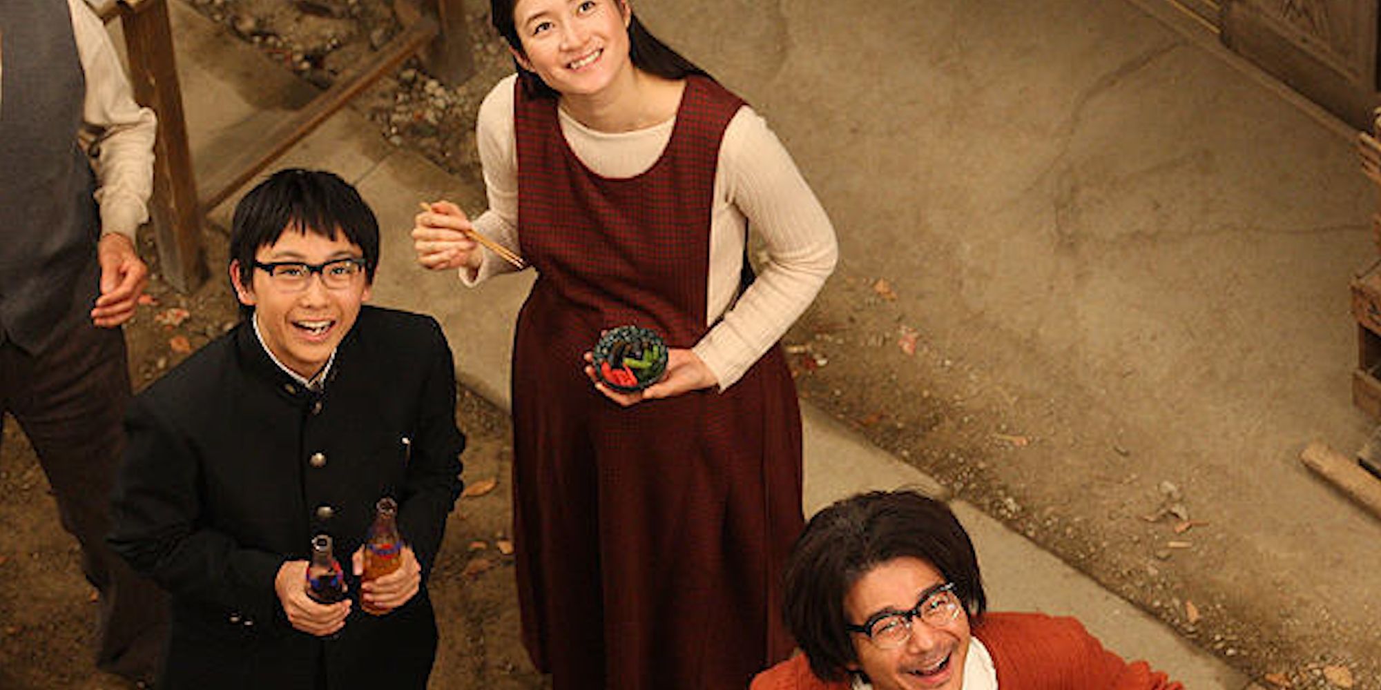 Koyoku as Hiromi, Hidetaka as Ryunoske, and Shinichi as Norifumu looking up in Always Sunset on Third Street