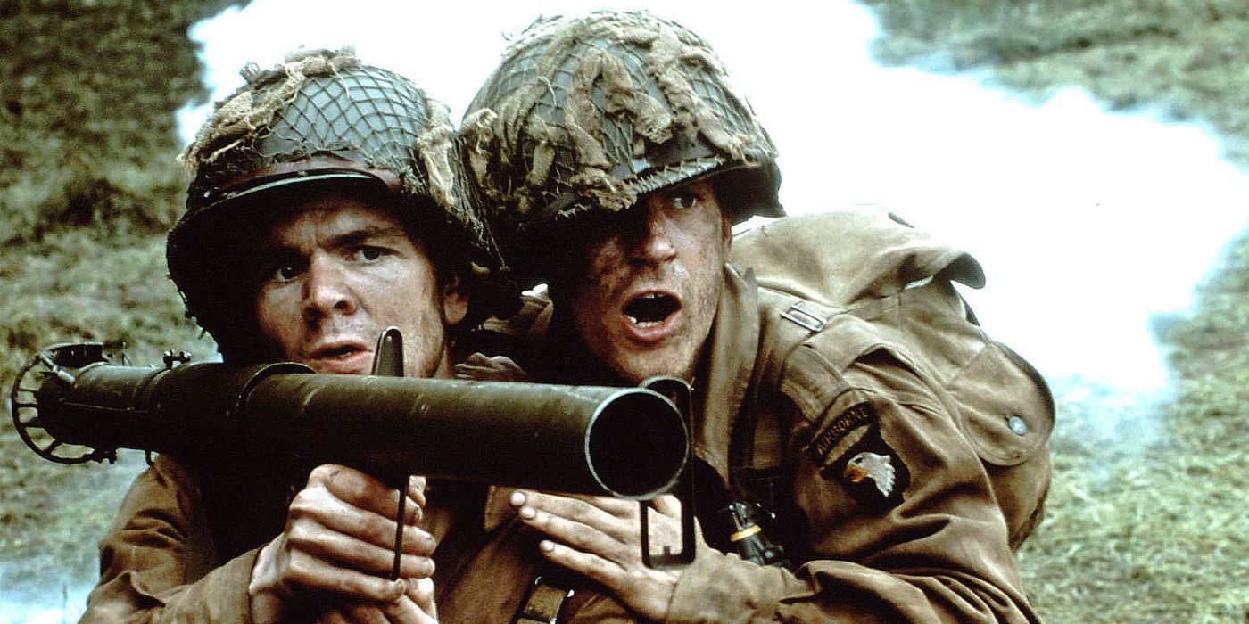 John McGrath Sr. (Stephen Walters) y William J. Garnell (Frank John Hughes) sosteniendo minibazucas en Band of Brothers.