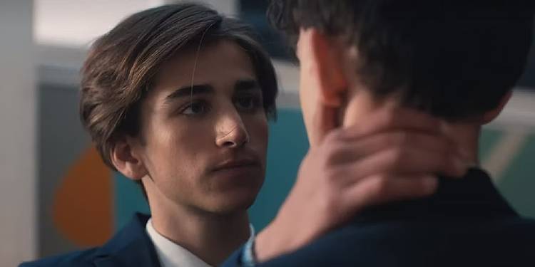 A segunda temporada de Heartstopper não precisava incluir Ben 1 Sebastian Croft como Ben Hope e Joe Locke como Charlie Spring em Heartstopper (Reprodução / Netflix)