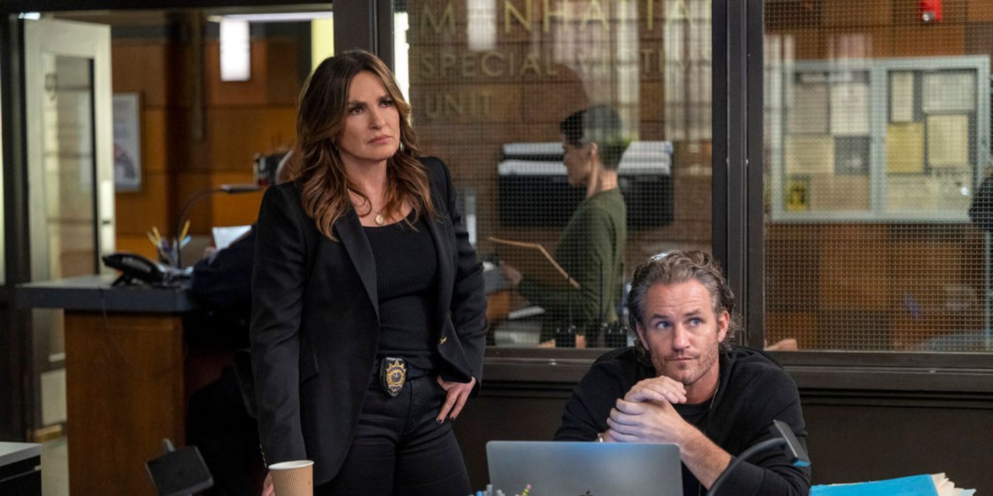 Olivia Benson de Mariska Hargitay y Terry Bruno de Kevin Kane en sus escritorios en la temporada 25 de SVU