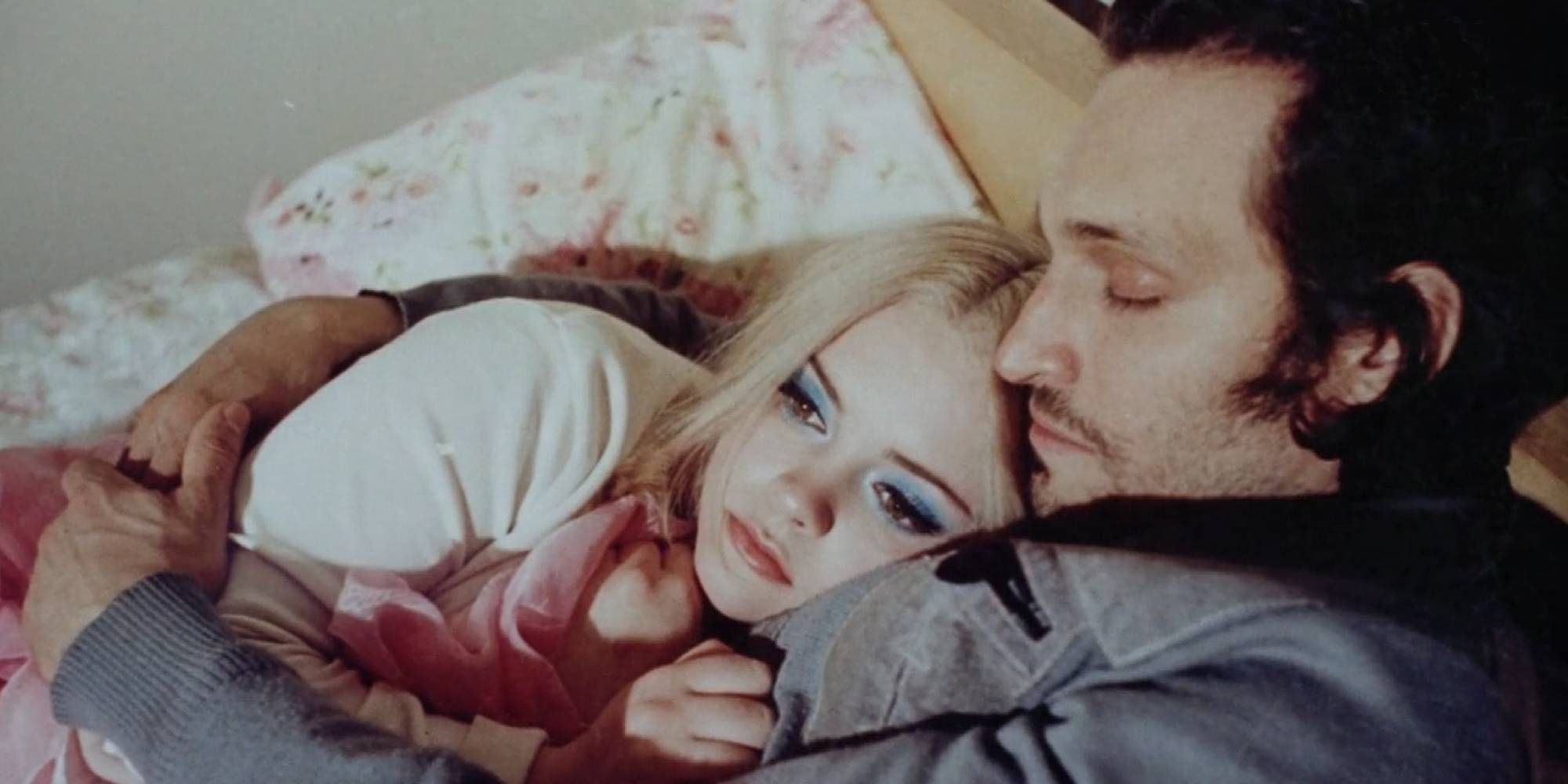 Christina Ricci and Vincent Gallo cuddling in bed in Buffalo '66