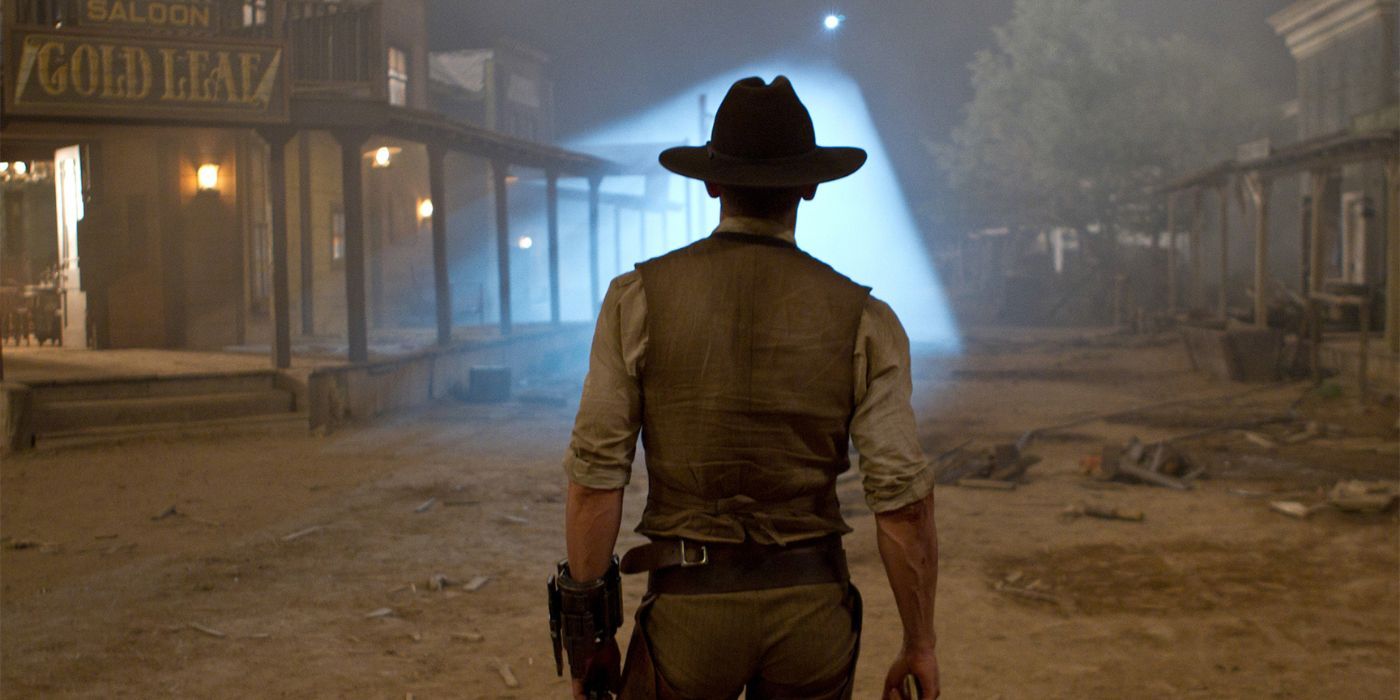 Jake (Daniel Craig) standing with his back to the camera, looking at a deserted town in Cowboys & Aliens
