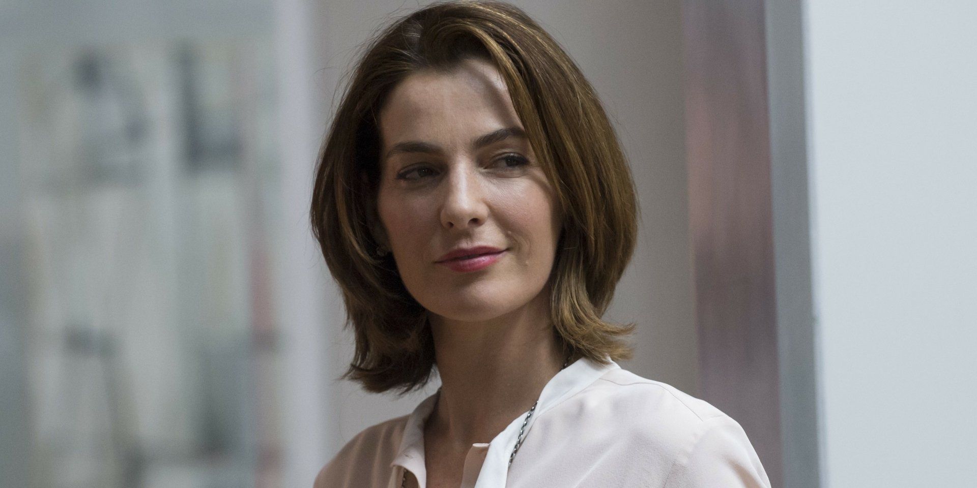 Vanessa Fisk, played by Ayelet Zurer, looking offscreen to the right in Daredevil