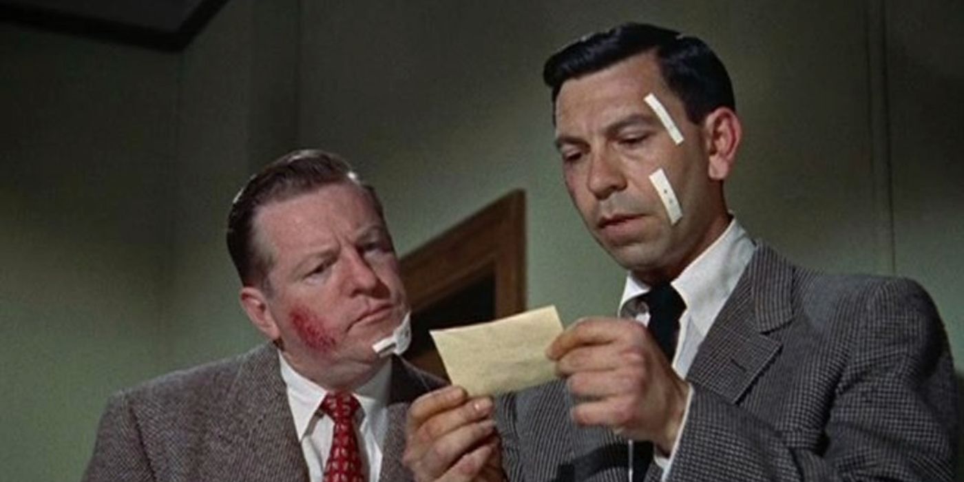 Frank Smith (Ben Alexander) and Joe Friday (Jack Webb) reading a note in Dragnet