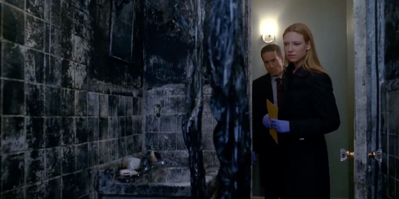 FBI Agent Olivia Dunham (Anna Torv) is busy investigating on Fringe. 