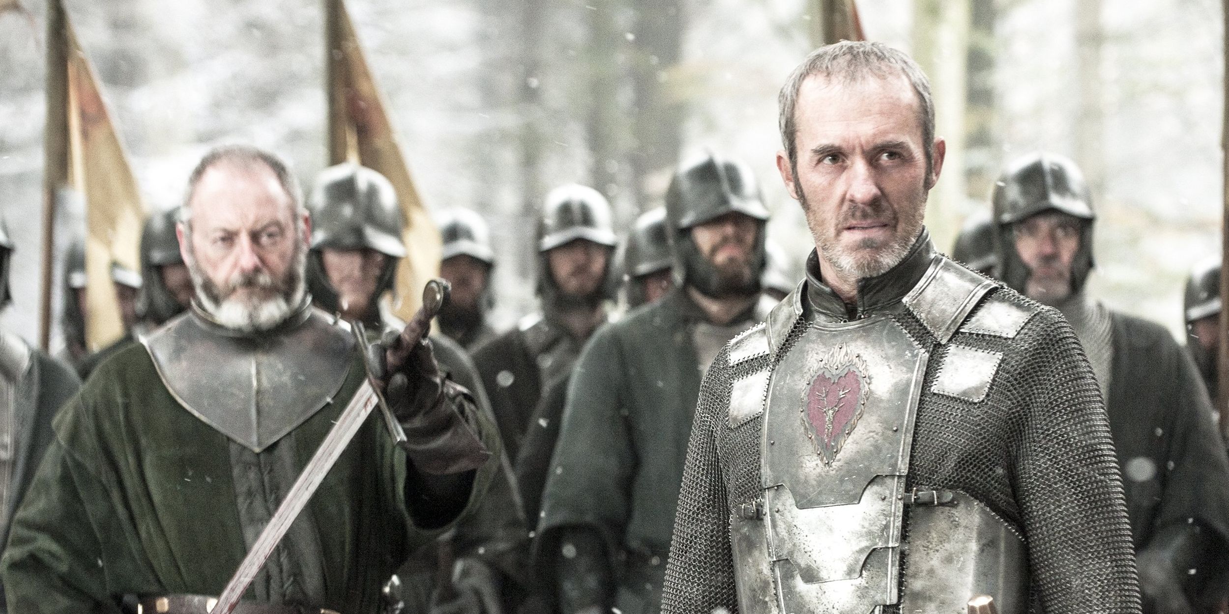Stannis (Stephen Dillane) delante de su ejército y bandera en Juego de Tronos