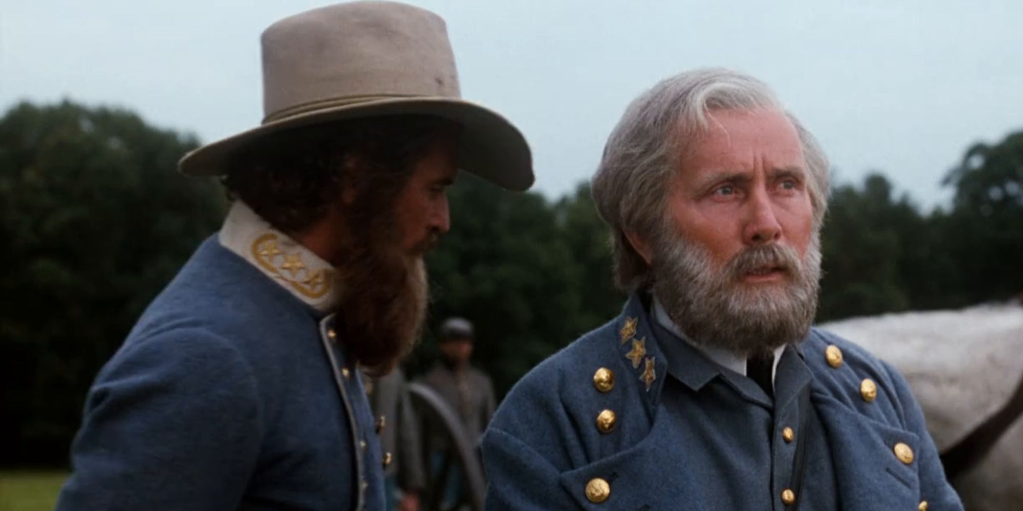 Gen. Lee (Martin Sheen) speaking with a soldier in Gettysburg