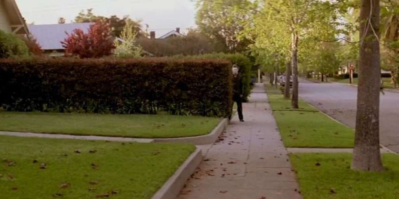 Michael Myers stands behind a hedge in 'Halloween' (1978)