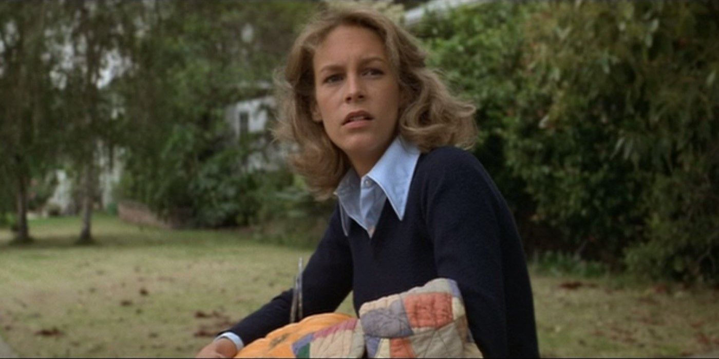 Laurie Strode (Jamie Lee Curtis) sitting outside in 'Halloween'