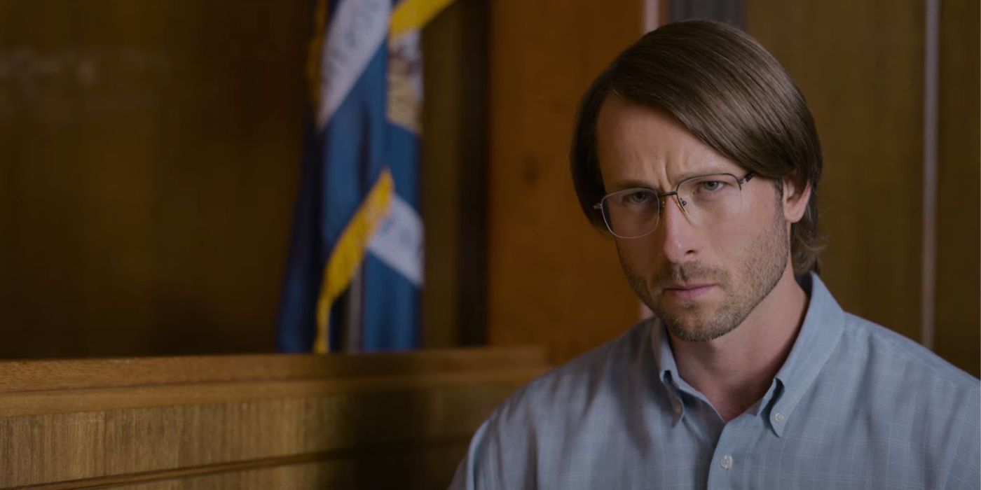 Glen Powell as Gary Johnson, in a courtroom, in Hit Man