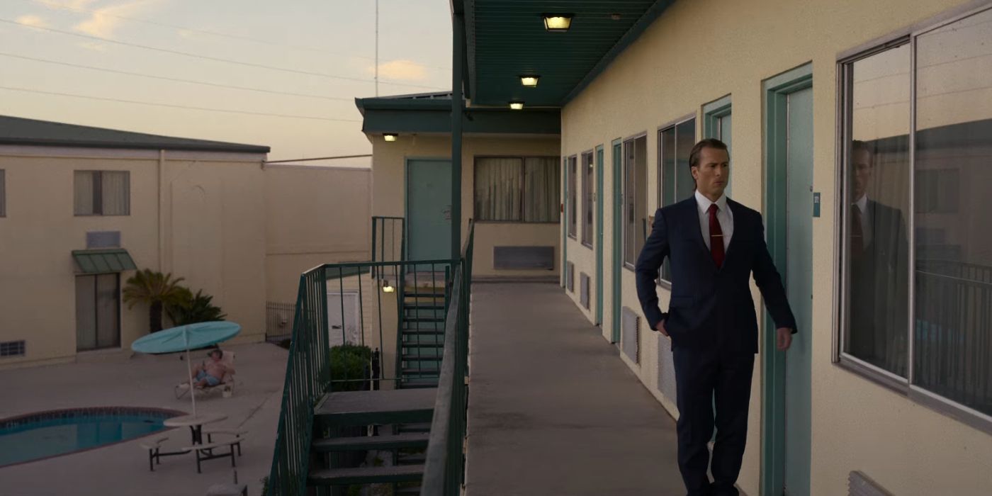 Glen Powell as Gary Johnson, knocking on a motel room door in Hit Man