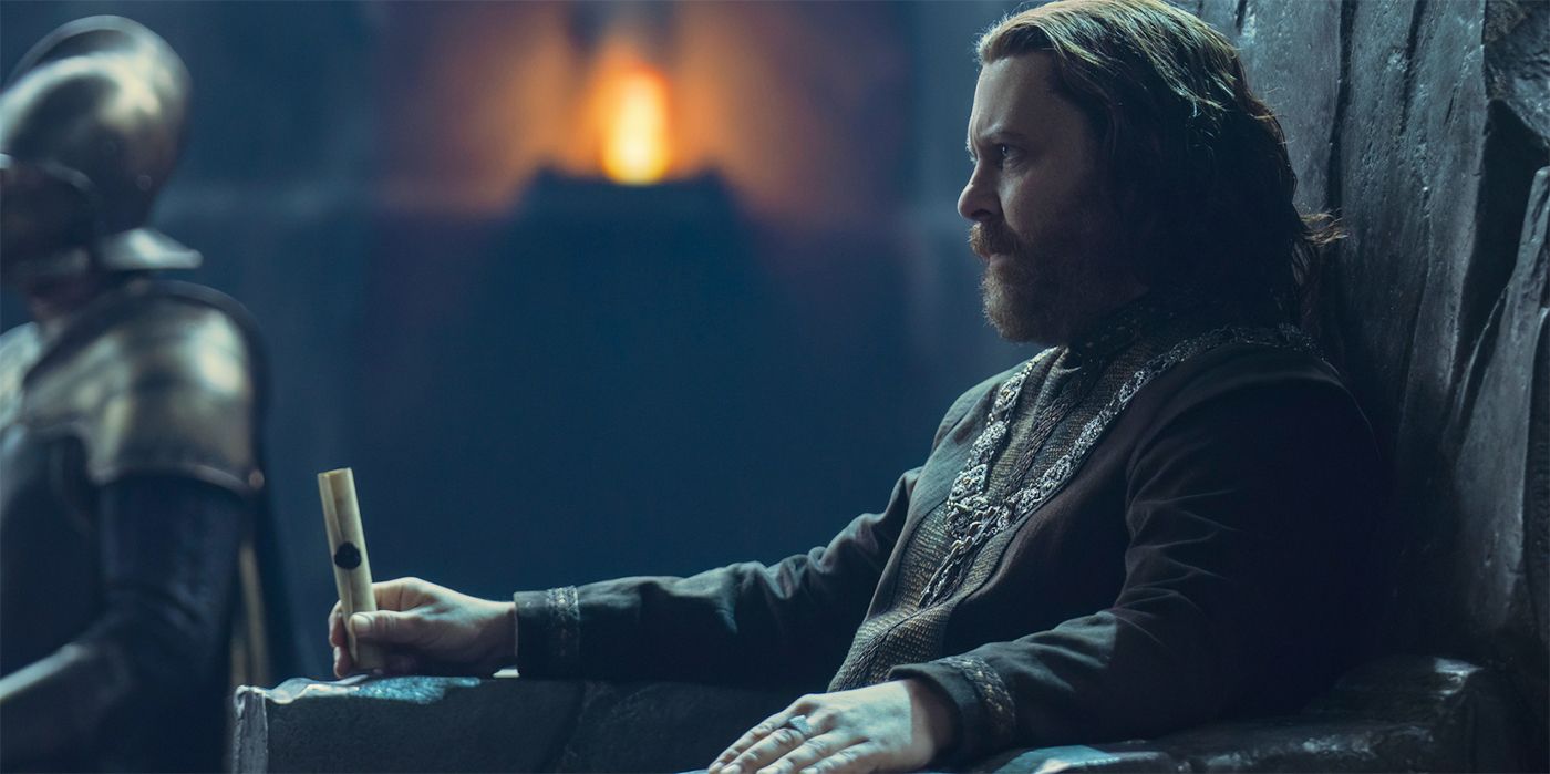 Roger Evans como Boros Baratheon en el trono en House of Dragons