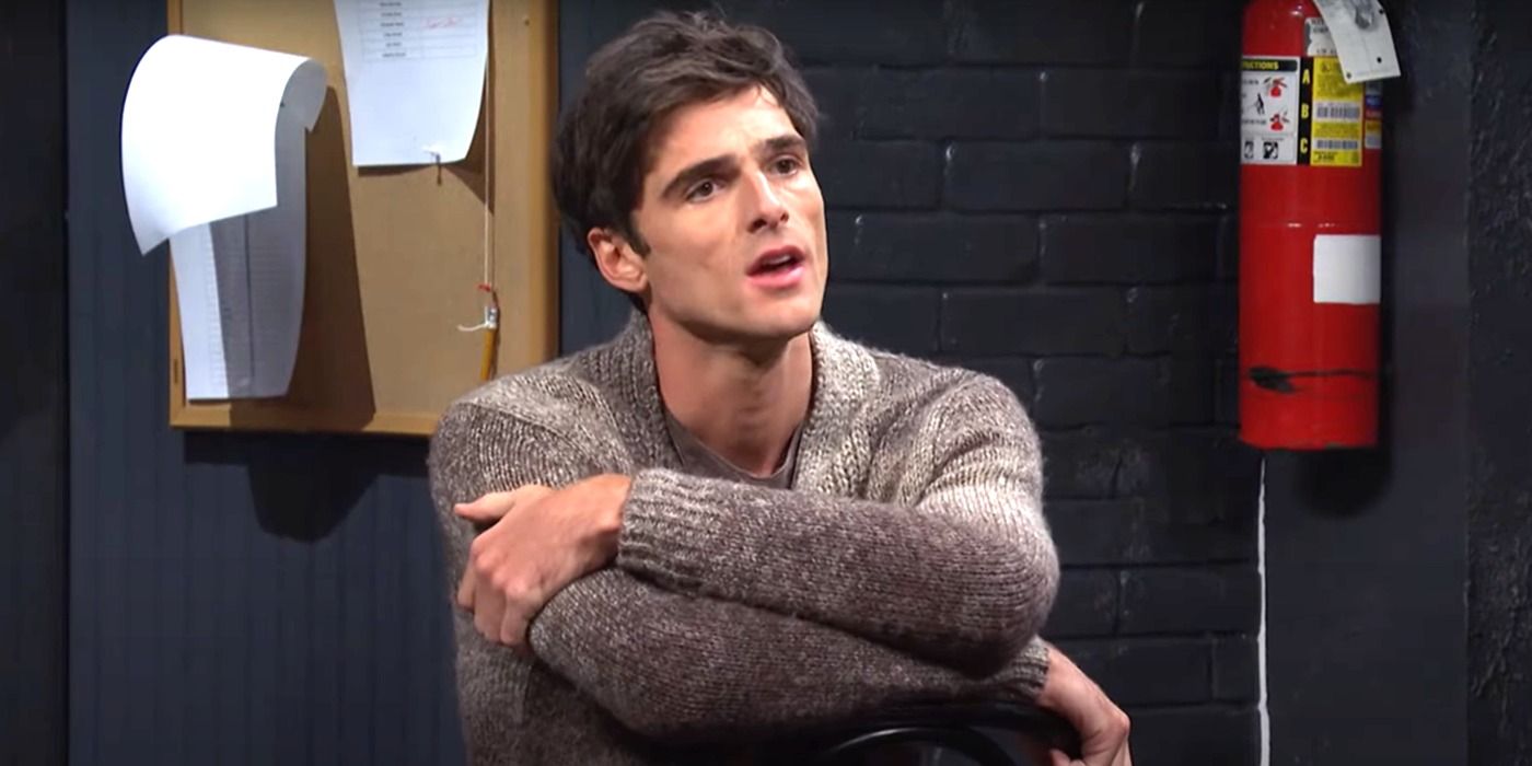 Jacob Elordi sitting on a chair and talking to a room full of people in SNL's Acting Class Sketch