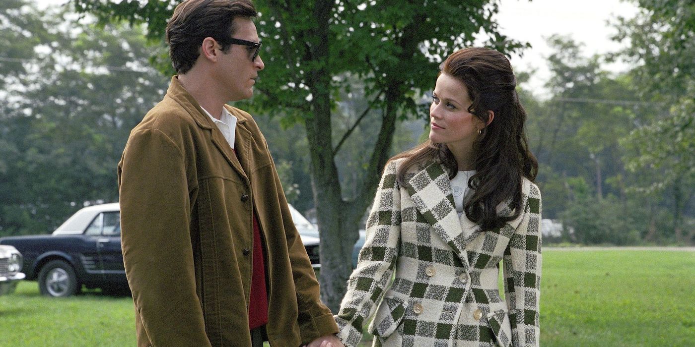 Joaquin Phoenix as Johnny Cash walking with Resse Witherspoon as June Carter In Walk The Line