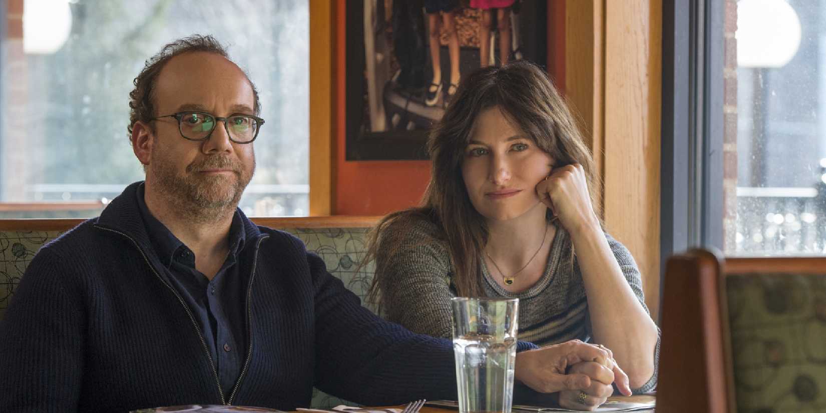Kathryn Hahn un Paul Giamatti sēž blakus restorānā privātā dzīvē
