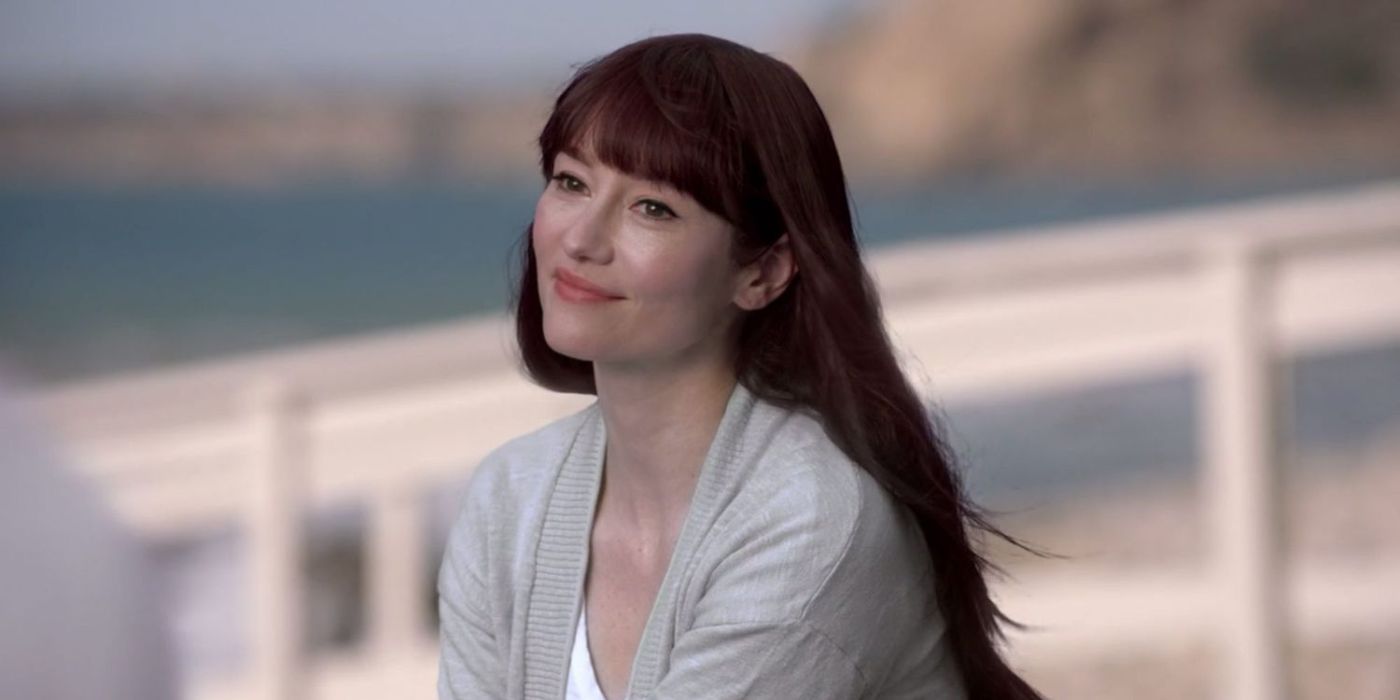 Chyler Leigh as Lexie Grey, on the beach smiling at Meredith in season 17 of Grey's Anatomy