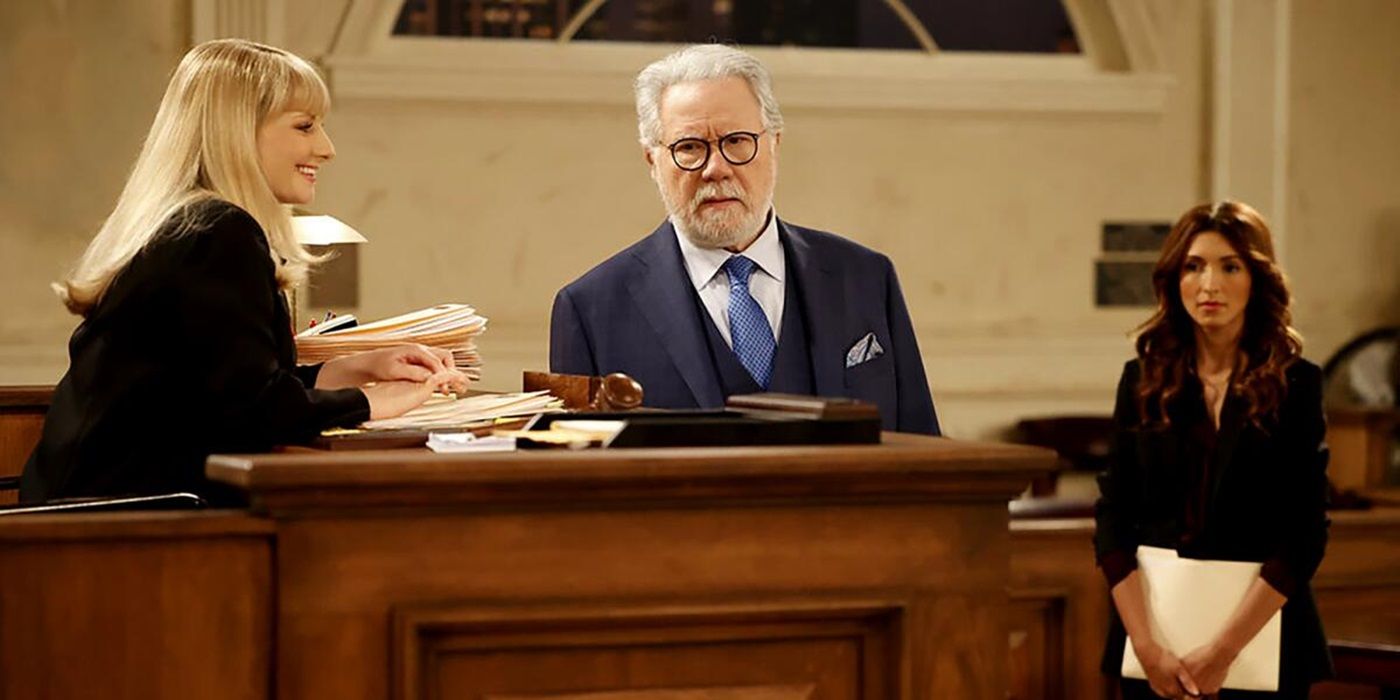 Melissa Rauch talking to John Larroquette and India de Beaufort in Night Court