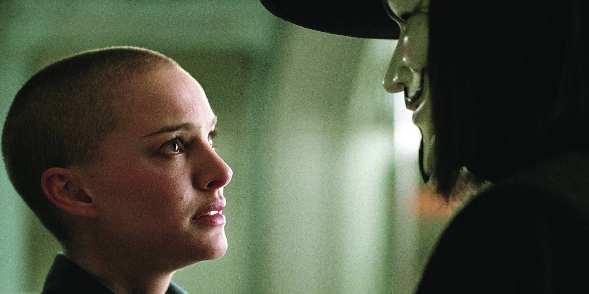 Natalie Portman olhando para um homem mascarado em V de Vingança