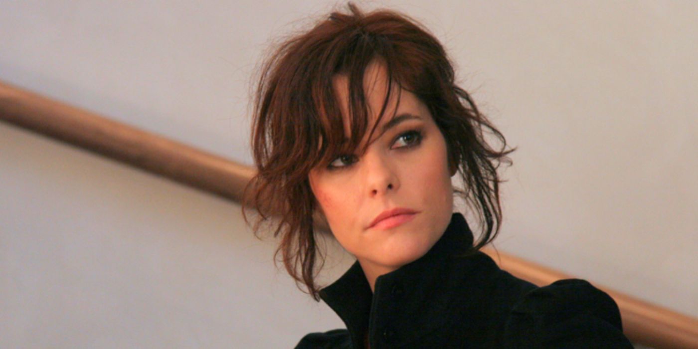 Parker Posey as Fay looking back at a person offscreen in Fay Grim