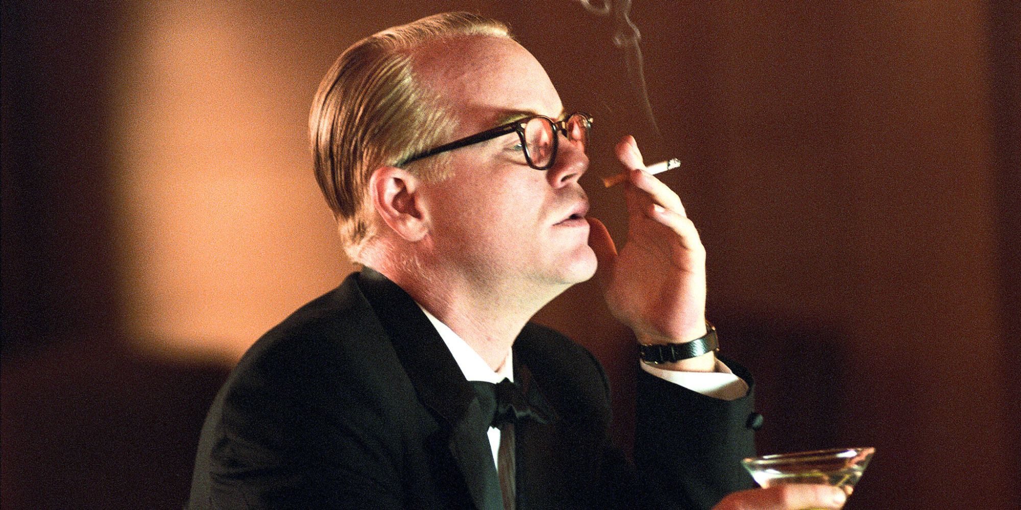 Philip Seymor Hoffman smoking a cigarette in Capote (2005)