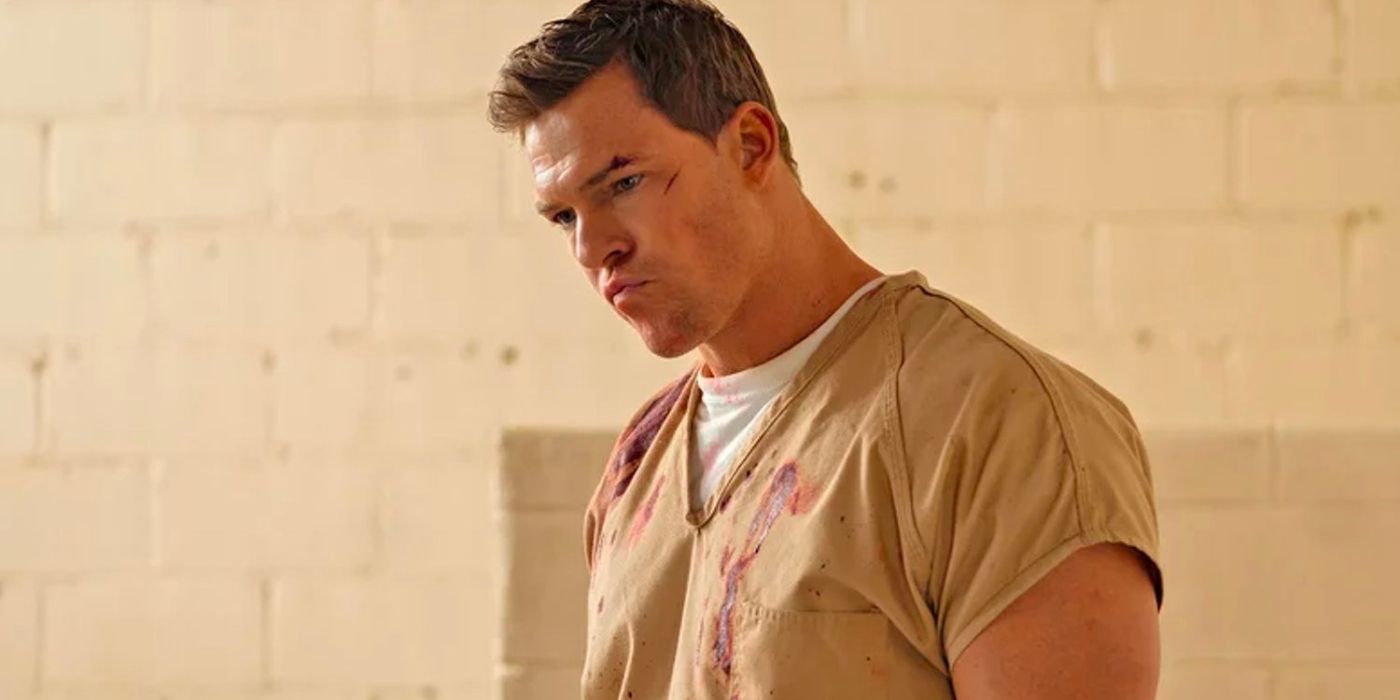 Jack Reacher fica em um complexo da prisão, usando um macacão ensanguentado em Reacher.