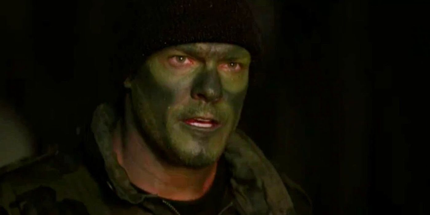 Jack Reacher usa a Paint Green Face e camuflando contra um cenário escuro em Reacher.
