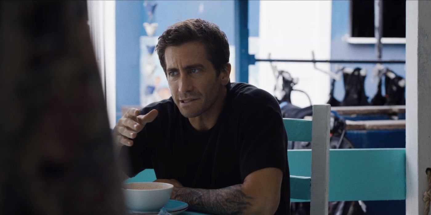 Jake Gyllenhaal dans le rôle d'Elwood Dalton, assis à une table, dans Road House