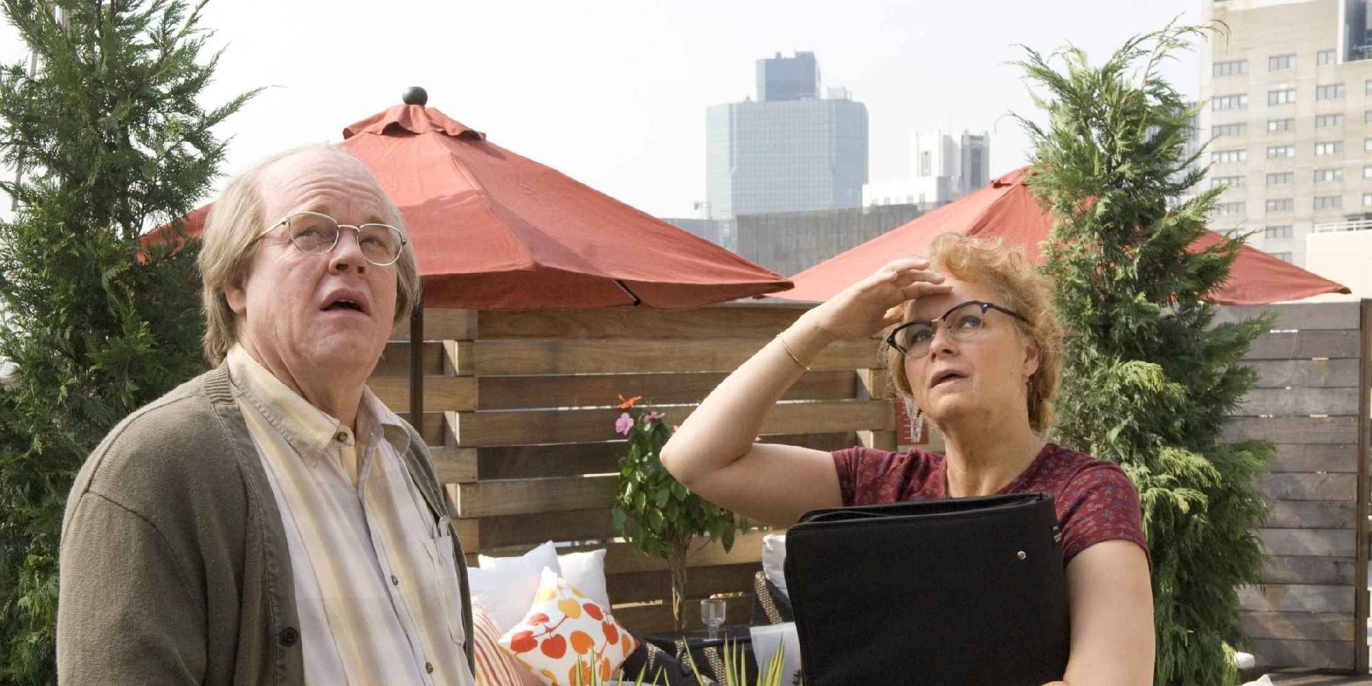 Samantha Morton y Philip Seymour Hoffman miran el cielo en Synecdoche, Nueva York.