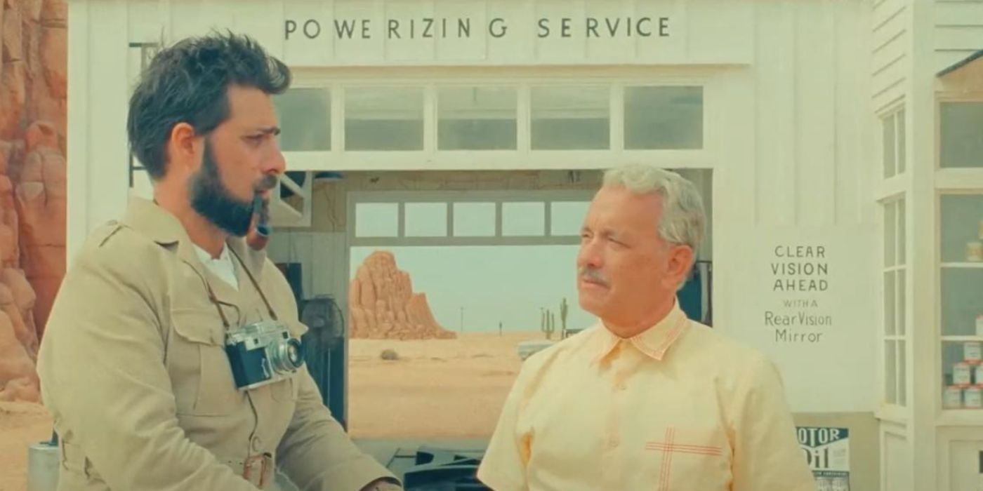 Jason Schwartzman and Tom Hanks as Augie and Stanley talking in 'Asteroid City'