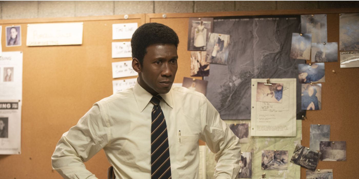 Detective Wayne Hays standing at bulletin board in 'True Detective' Season 3