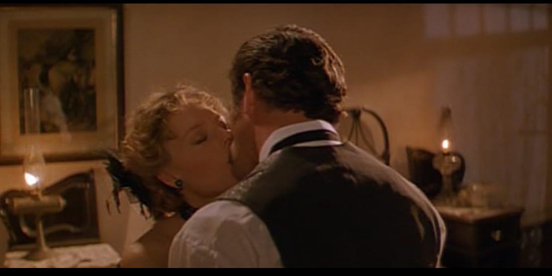 Jodie Foster as Annabelle Bransford and Mel Gibson as Bret Maverick kiss in Maverick