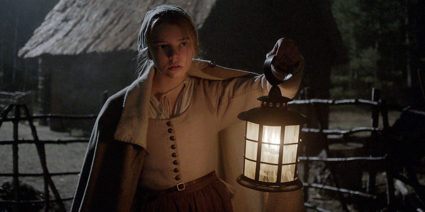 Anya Taylor-Joy, quien interpretó a Thomas en La bruja, sostiene una linterna.