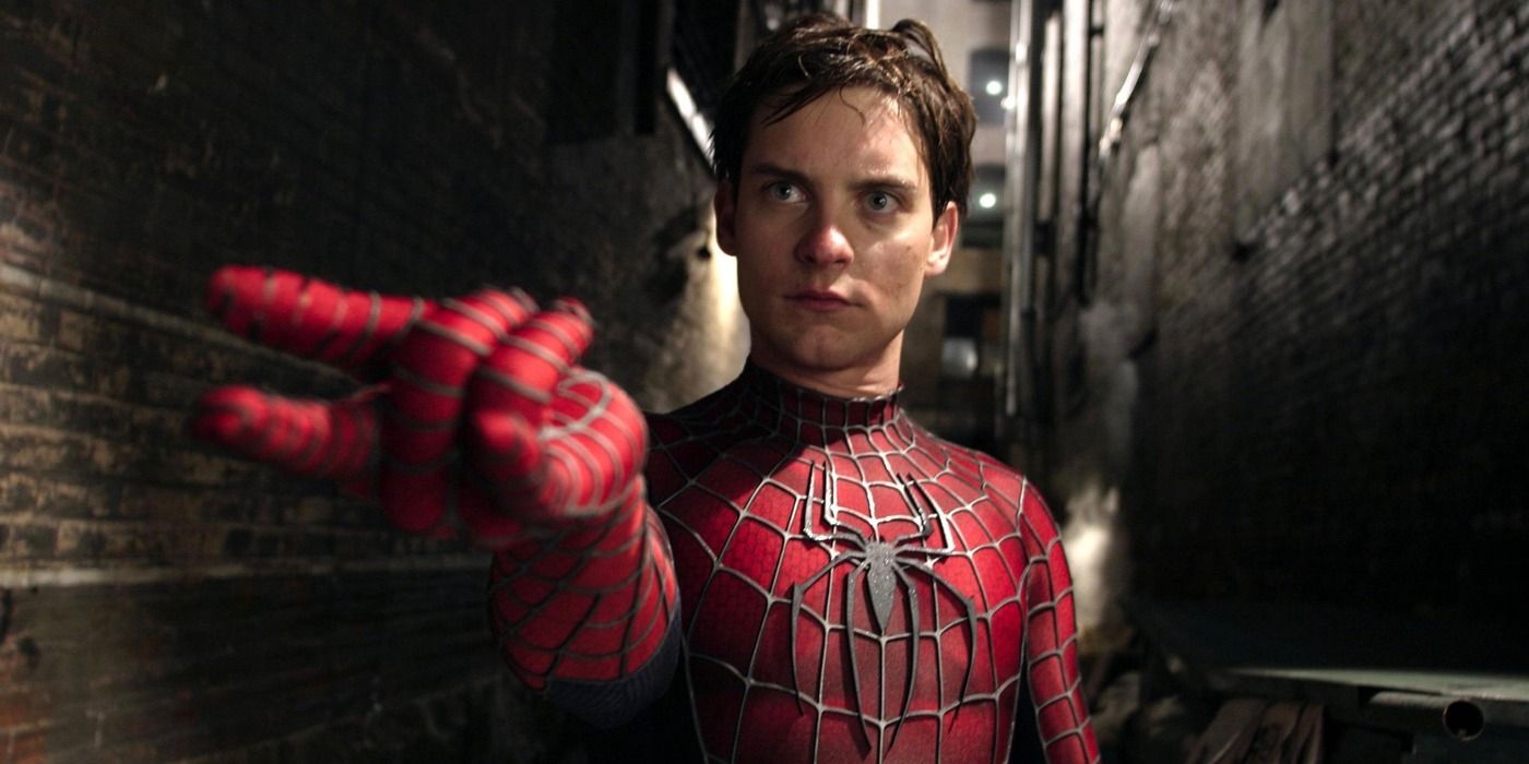 Tobey Maguire sacude la muñeca como Spider-Man en 'Spider-Man'