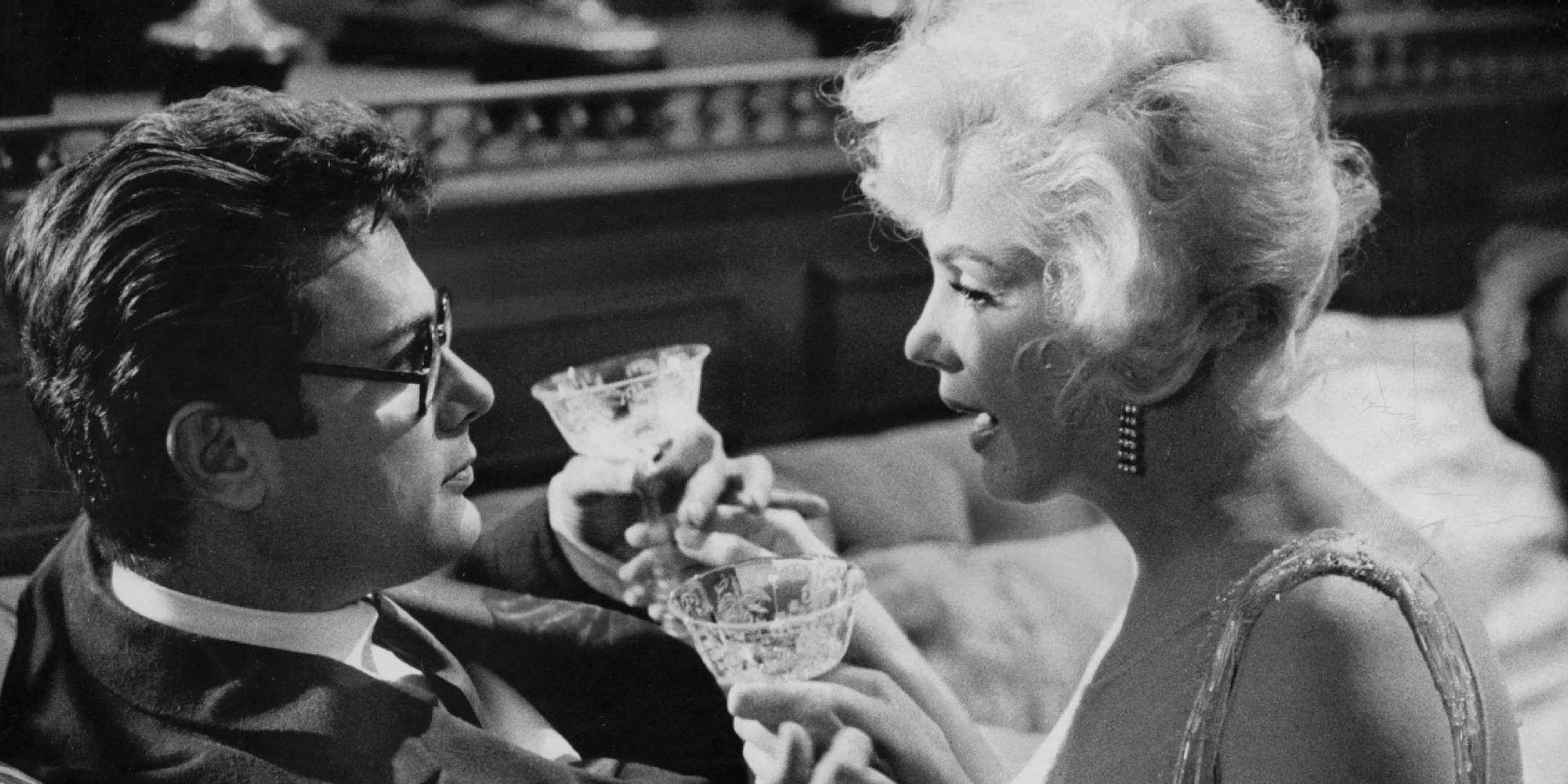 Joe and Sugar having a conversation with holding empty glasses in Some Like It Hot