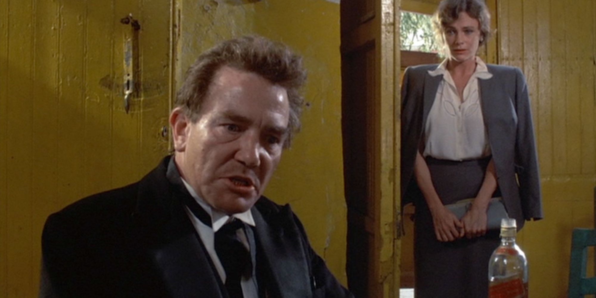 Jaqueline Bisset standing behind Albert Finney in Under the Volcano.