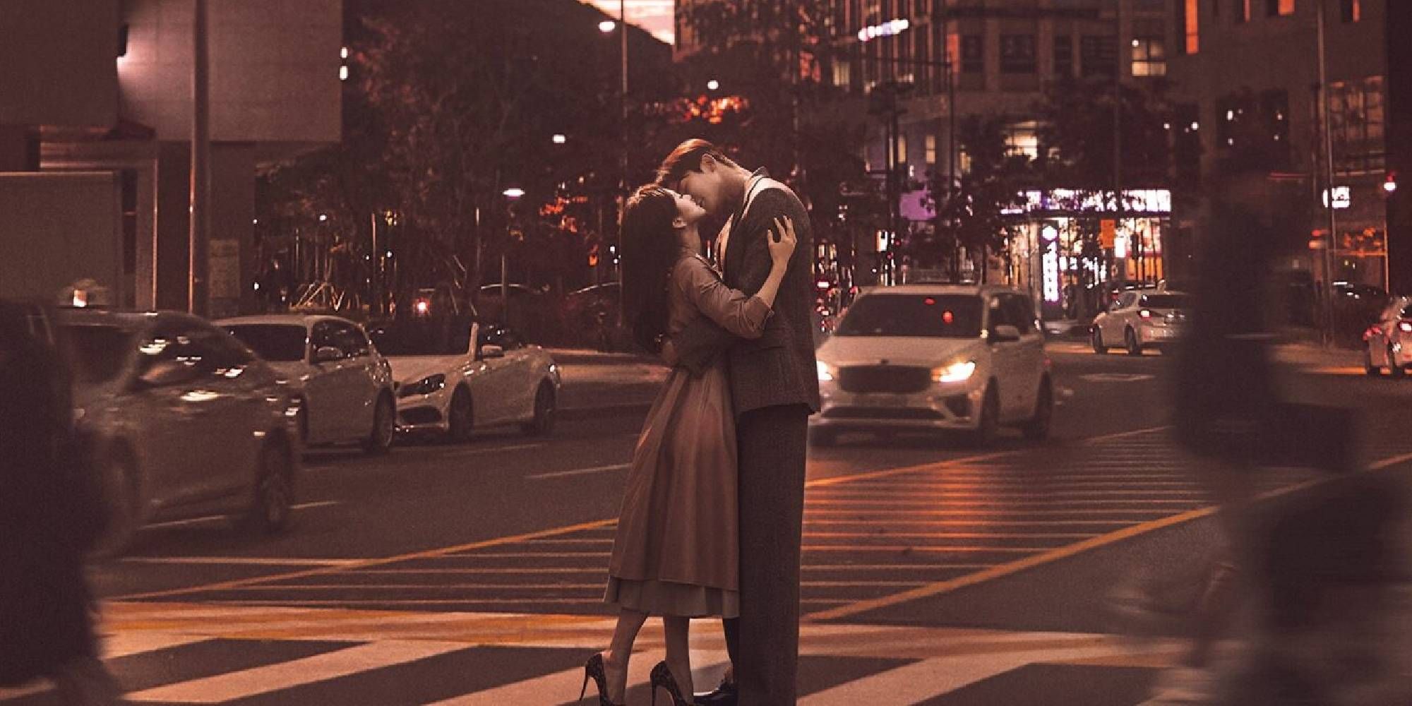 Won Jin A and Ro Woon in She Would Never Know kissing in the middle of a crosswalk.