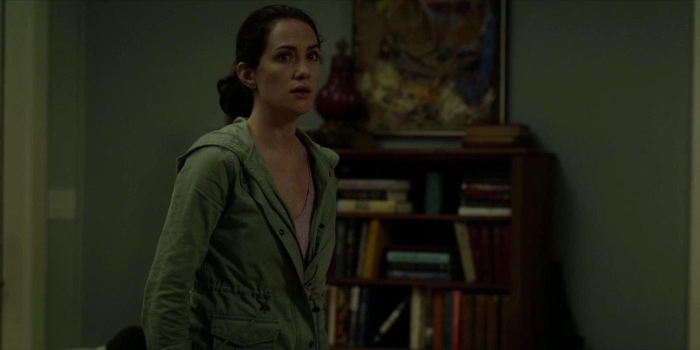 Kate Siegel parecendo assustada em uma casa em Hush.